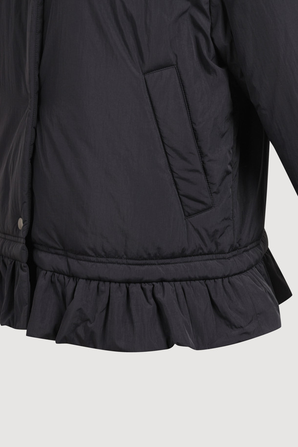 럭키슈에뜨의 Chouetties (슈에티스) Hem Frill Padding Jumper (블랙)은 겨울철 여성의 스타일을 책임질 패딩 점퍼입니다. 캐주얼, 미니멀, 걸리시 무드를 넘나드는 디자인으로 여행룩, 캠핑룩 등 다양한 TPO에 활용하기 좋습니다. 가볍고 따뜻한 나일론 소재에 오버핏 크롭 기장으로 편안함과 트렌디함을 동시에 잡았습니다. 밑단 셔링, 스트링, 로고 프린트, 솔리드 안감 등 섬세한 디테일이 돋보이며, 스냅 여밈 방식으로 간편하게 착용할 수 있습니다.
