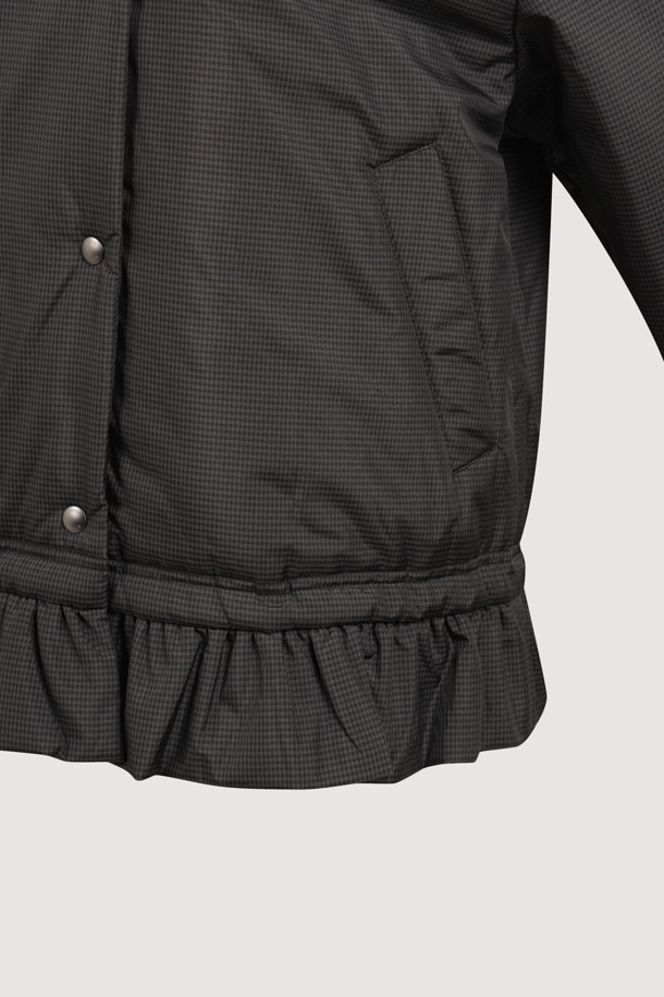 럭키슈에뜨(LUCKY CHOUETTE)의 Chouetties 헤 Hem Frill 패딩 점퍼는 다크 그레이 컬러의 여성 패딩 점퍼입니다. 캐주얼하면서도 여성스러운 스타일로, 일상생활은 물론 산책룩으로도 활용하기 좋습니다. 오버핏으로 편안하게 착용 가능하며, 체크 패턴과 밑단 셔링 디테일, 밑단 스트링으로 사이즈 조절이 용이합니다. 두꺼운 두께감의 나일론 소재로 제작되었으며, 긴 소매와 스냅 여밈 방식, 로고 프린트, 솔리드 안감이 특징입니다. 겨울철 따뜻하고 스타일리시하게 연출할 수 있는 아이템입니다.
