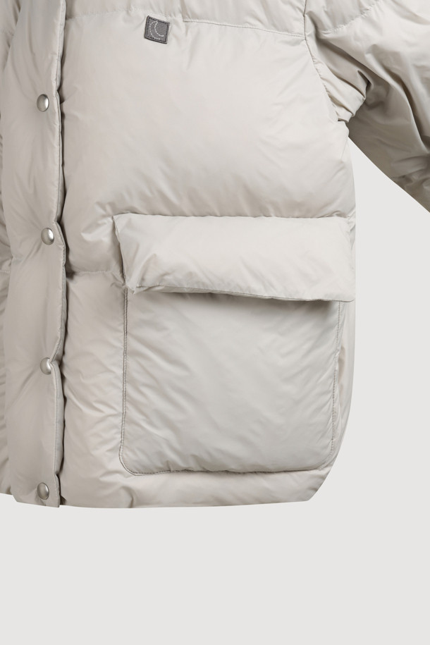 럭키슈에뜨 크롭 덕다운 점퍼는 캐주얼, 빈티지 스타일을 즐기는 분들을 위한 겨울철 필수 아이템입니다. 라이트 베이지 컬러의 무지 디자인으로 어떤 스타일에도 쉽게 매치할 수 있으며, 여행룩, 캠핑룩, 미니멀, 고프코어 스타일 연출에도 적합합니다. 덕다운(솜털 80%, 깃털 20%) 충전재(240g)와 두꺼운 두께감으로 보온성을 높였으며, 루즈핏 크롭 기장으로 트렌디함을 더했습니다. 빅 아웃포켓, 금속 지퍼, 럭키 크레센트 문 모티브 와펜 디테일이 돋보이며, 은은한 광택감이 고급스러운 분위기를 자아내는 긴소매 점퍼입니다.
