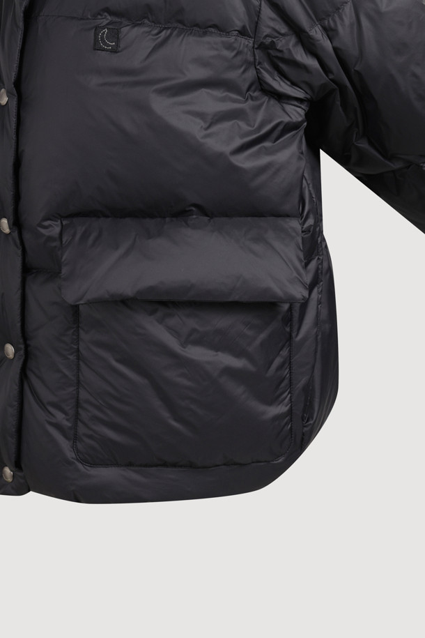 럭키슈에뜨의 Chouetties(슈에티) 크롭 덕다운 점퍼는 겨울철 캐주얼 스타일을 완성하는 여성 의류입니다. 블랙 색상의 무지 디자인으로, 은은한 광택감이 돋보이며 루즈핏의 편안한 착용감을 선사합니다. 덕다운(솜털 80%, 깃털 20%) 충전재(240g)와 빅 아웃포켓, 럭키 크레센트 문 모티브 와펜 디테일이 특징입니다. 지퍼와 스냅 버튼으로 여밈이 가능하며, 긴 소매와 두꺼운 두께감으로 보온성을 높였습니다. 일상에서 따뜻하고 스타일리시하게 연출할 수 있는 아이템입니다.
