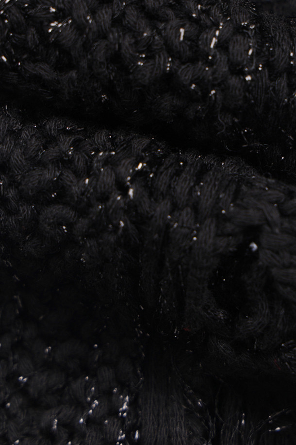 럭키슈에뜨 뷔스티에 니트 탑 (블랙)은 모던한 스타일을 추구하는 여성들을 위한 아이템입니다. 봄, 여름 시즌에 어울리는 크롭 기장의 민소매 디자인으로, 코튼과 레이온 혼방 소재에 망사 패턴이 더해져 시원하고 세련된 느낌을 줍니다. 뒤 끈으로 오픈/클로징이 가능하며, 메탈사가 믹스되어 은은한 포인트를 더합니다. 레귤러핏으로 제작되었으며, 스퀘어넥 라인이 특징입니다. 데이트룩, 카페룩, 여행룩 등 다양한 TPO에 미니멀, 시크, 클래식한 스타일을 연출할 수 있습니다.
