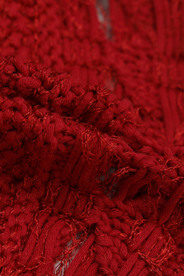 Chouetties by LUCKY CHOUETTE_뷔스티에 니트 탑(레드)은 캐주얼, 로맨틱, 미니멀 스타일을 모두 아우르는 여성 의류입니다. 봄, 여름 시즌에 어울리는 얇은 두께감과 부드러운 촉감의 코튼, 레이온 혼방 소재로 제작되었습니다. 뒷면 끈으로 오픈/클로징이 가능하며, 메탈사가 믹스되어 은은한 포인트를 더합니다. 망사 패턴과 크롭 기장의 민소매 디자인으로, 데이트룩, 카페룩, 휴가룩 등 다양한 TPO에 레이어드하여 개성 있는 스타일을 연출할 수 있습니다. 초승달 모티브 디자인이 돋보이는 슬림핏 뷔스티에 탑입니다.
