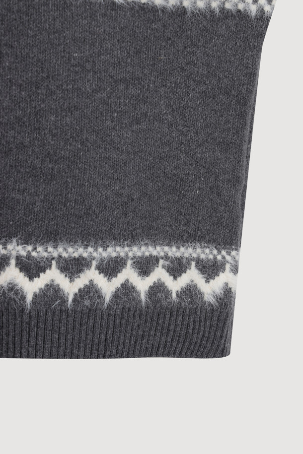 럭키슈에뜨(LUCKY CHOUETTE)의 Chouetties 노르딕 패턴 니트 풀오버(다크 그레이)는 가을, 겨울 시즌에 어울리는 여성용 상의입니다. 넉넉한 루즈핏 실루엣과 라운드넥 디자인으로 편안한 착용감을 선사하며, 울 혼방 소재로 제작되어 부드러운 촉감을 느낄 수 있습니다. 다크 그레이 컬러에 노르딕 패턴이 더해져 캐주얼하면서도 클래식한 분위기를 연출하며 캠핑룩, 집콕룩 등 다양한 TPO에 활용하기 좋습니다. 럭키 크레센트 문 모티브 패턴이 은은하게 포인트가 되어 미니멀한 스타일을 선호하는 분들께도 추천합니다. 긴소매 기장과 두꺼운 두께감으로 따뜻하게 착용할 수 있습니다.
