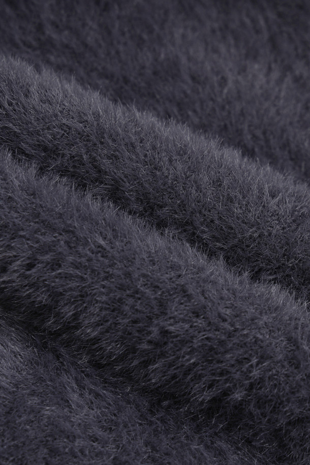 LUCKY CHOUETTE (럭키슈에뜨)의 Chouetties Wing Yarn 니트 베스트 (다크 블루)입니다. 슬림핏으로 떨어지는 크롭 기장의 여성 니트 베스트로, 봄, 가을에 착용하기 좋습니다. 헤어리한 촉감의 나일론 소재로 제작되었으며, 와이드한 U넥 디자인과 얇은 두께로 편안하게 착용할 수 있습니다. 럭키 크레센트 문 모티브 자수 포인트가 특징이며, 데이트룩, 봄 소풍룩 등 다양한 TPO에 활용 가능합니다. 단독 또는 이너 레이어드로 스타일리시하게 연출할 수 있으며, 캐주얼, 미니멀, 클래식 스타일을 즐겨 입는 분들께 추천합니다.
