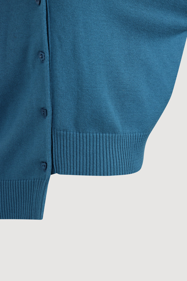 럭키슈에뜨의 Chouetties(슈에티) 언밸런스 니트 가디건 (블루)입니다. 아크릴과 코튼 혼방 소재로 제작되어 부드러운 촉감을 자랑하며, 가을, 겨울 시즌에 따뜻하게 착용할 수 있습니다. 캐주얼 스타일의 라운드넥 긴소매 가디건으로, 언밸런스한 기장감과 레터링 패턴이 특징입니다. 세 가지 모양의 믹스 단추 디테일이 돋보이며, 루즈핏으로 편안하게 착용 가능한 데일리 아이템입니다.
