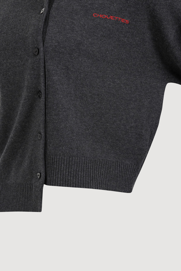 Chouetties by LUCKY CHOUETTE(슈에티 바이 럭키슈에뜨)_언밸런스 니트 가디건(다크 그레이)은 캐주얼한 스타일의 여성 니트 가디건입니다. 가을, 겨울에 착용하기 좋으며, 라운드넥에 루즈핏으로 편안하게 연출할 수 있습니다. 다크 그레이 컬러의 중간 두께 니트 소재로 제작되었으며, 언밸런스한 기장과 자수 레터링 포인트가 특징입니다. 세 가지 모양의 단추 디테일로 포인트를 더했으며, 데일리룩, 카페룩, 쇼핑룩 등 다양하게 활용 가능합니다. 아크릴과 코튼 혼방 소재로 제작되어 부드러운 촉감을 선사합니다.

