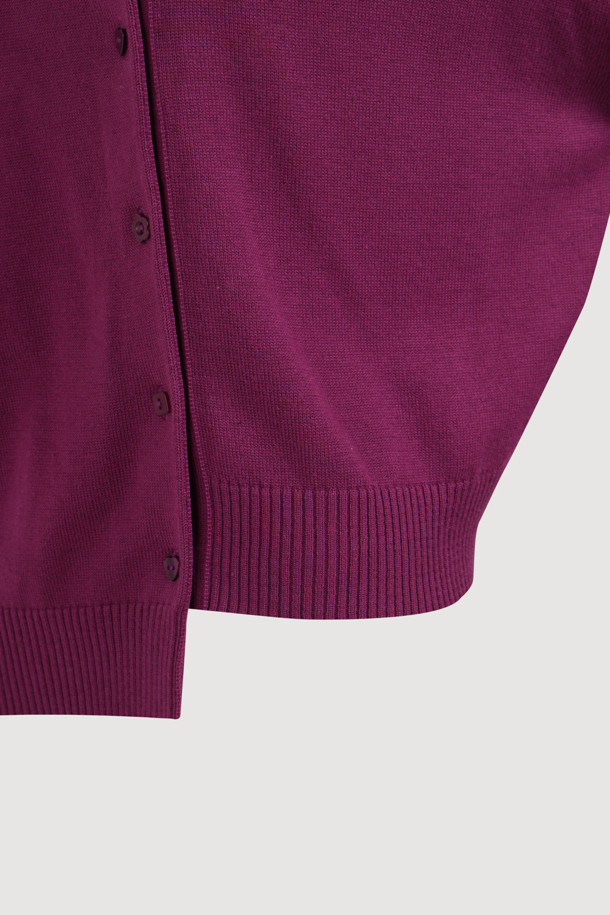 [Re-Order] 럭키슈에뜨_언밸런스 니트 가디건 (퍼플)은 부드러운 아크릴과 코튼 혼방 소재로 제작되어 봄, 가을에 착용하기 좋은 여성 니트 가디건입니다. 라운드넥에 긴 소매, 루즈핏으로 편안한 착용감을 선사하며, 언밸런스 기장과 레터링 자수 포인트가 캐주얼한 무드를 더합니다. 세 가지 모양의 믹스된 단추가 디자인의 묘미를 살리고, 데이트룩, 카페룩, 봄 소풍룩 등 다양한 TPO에 활용 가능합니다. 미니멀, 로맨틱 스타일을 선호하는 분들께 추천하며, 캐주얼한 스타일링에 포인트를 더해줍니다.
