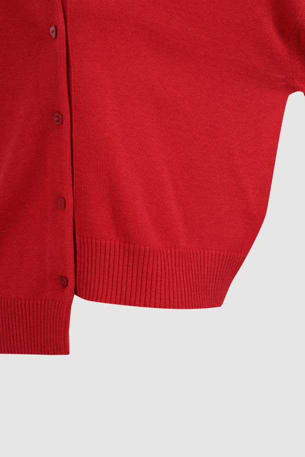 LUCKY CHOUETTE(럭키슈에뜨)의 Chouetties Unbalance 니트 가디건(레드)입니다. 라운드넥 디자인에 톤 다운된 레드 컬러가 돋보이며, 가을, 겨울 시즌 데일리룩에 활용하기 좋습니다. 아크릴과 코튼 혼방 소재로 제작되어 부드러운 촉감을 선사합니다. 긴 소매와 언밸런스한 기장, 레터링 자수 포인트로 캐주얼한 스타일을 연출하며, 세 가지 모양의 믹스된 단추로 포인트를 더했습니다. 루즈핏으로 편안하게 착용 가능하며, 카페룩, 쇼핑룩 등 다양한 TPO에 매치하기 좋습니다.
