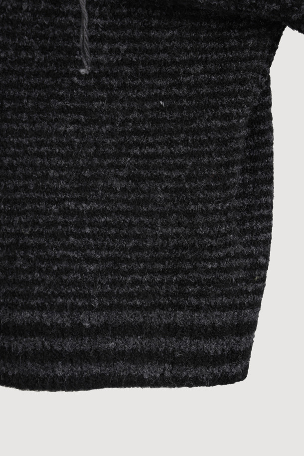 LUCKY CHOUETTE (럭키슈에뜨)의 Chouetties Unbalance Stripe 니트 가디건 (블랙)입니다. 울 소재의 두꺼운 두께감으로 가을, 겨울 시즌에 따뜻하게 착용할 수 있습니다. 캐주얼 스타일의 라운드넥 긴소매 크롭 기장 니트 가디건으로, 언밸런스한 기장과 스트라이프 패턴이 특징입니다. 싱글 버튼 여밈 방식이며, 럭키 슈에뜨의 시그니처, Lucky Crescent Moon 자수 포인트와 하트 모양 버튼 디테일로 포인트를 더했습니다. 데이트룩, 모임룩 등 다양한 TPO에 캐주얼, 클래식, 미니멀 스타일로 연출하기 좋습니다.
