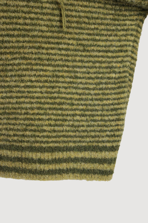 럭키슈에뜨(LUCKY CHOUETTE)의 Chouetties 언밸런스 스트라이프 니트 가디건 (올리브)입니다. 부드러운 울 소재로 제작되어 가을과 겨울에 따뜻하게 착용할 수 있습니다. 캐주얼한 무드의 루즈핏으로 편안함을 선사하며, 라운드 넥과 긴 소매 디자인이 특징입니다. 언밸런스 기장감과 럭키 크레센트 문 자수, 하트 모양 단추 디테일이 돋보이는 디자인으로 데이트룩, 모임룩, 캐주얼, 클래식, 미니멀 스타일 모두 소화 가능합니다. 두꺼운 두께감으로 포근함을 더했습니다.
