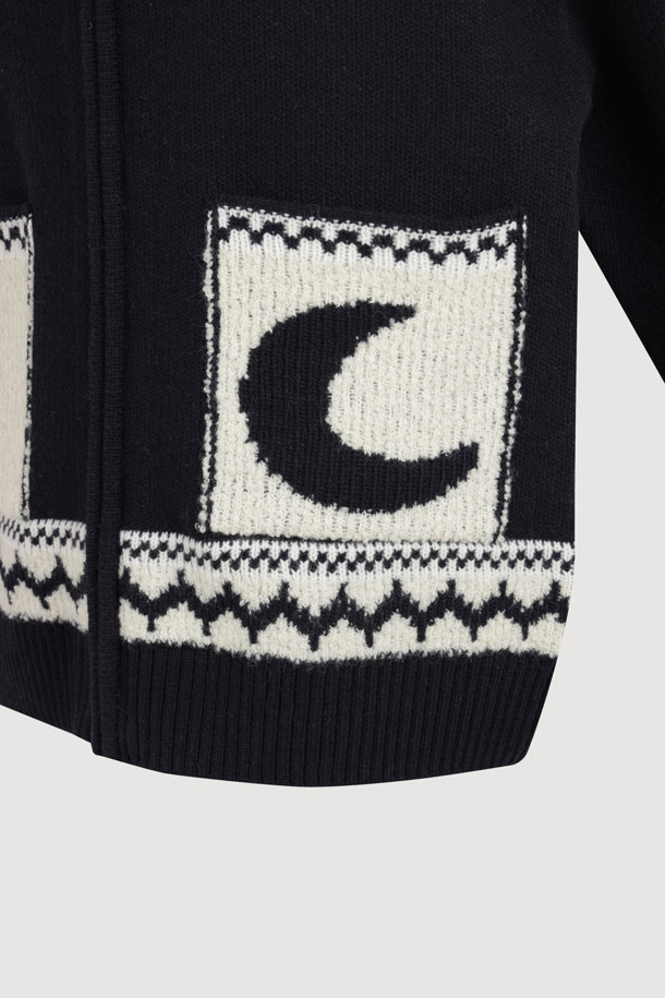 [Re-Order] 럭키슈에뜨_노르딕 패턴 하이넥 가디건 (다크 네이비)는 여성 의류로, 가을과 겨울에 따뜻하게 입을 수 있는 니트/스웨터입니다. 다크 네이비 컬러에 캐주얼, 빈티지 스타일을 더한 루즈핏 가디건으로, 하이넥 디자인과 긴 소매가 특징입니다. 두꺼운 울 소재로 제작되어 부드러운 촉감을 선사하며, 노르딕 패턴이 돋보입니다. 투웨이 지퍼와 아웃포켓 디테일, 럭키 크레센트 문 모티브가 돋보이며, 출근룩이나 모임룩, 캐주얼, 클래식, 미니멀 스타일 모두 소화 가능합니다.
