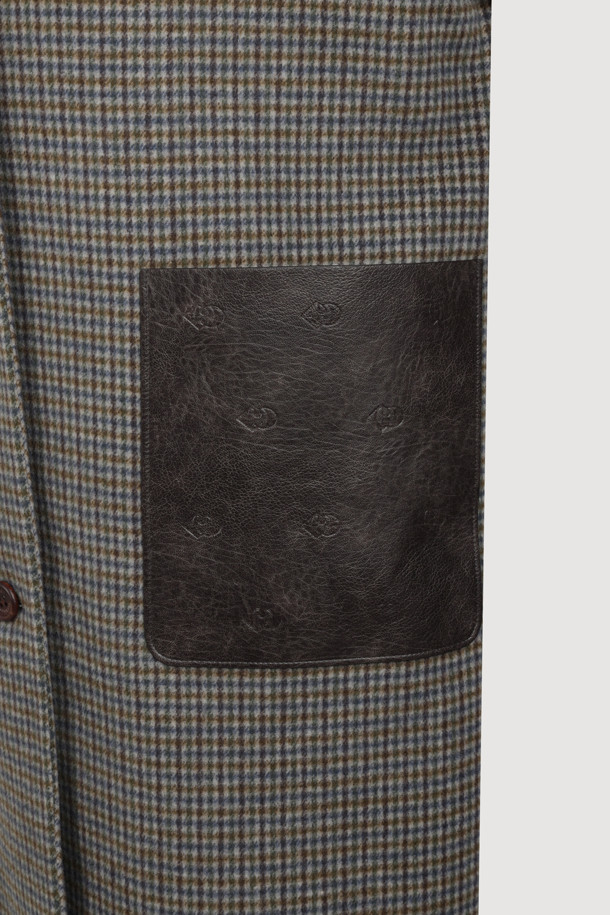 브라운 컬러의 Fake Leather Collar Check 롱 코트입니다. 클래식 무드의 체크 패턴과 코쿤핏으로 세련된 실루엣을 연출합니다. 두꺼운 두께감과 부드러운 촉감의 인조 가죽과 체크 원단 소재로 제작되었으며, 롱 코트 타입으로 가을, 겨울 시즌에 따뜻하게 착용할 수 있습니다. 카라와 포켓 부분의 워시드 가죽 디테일, 럭키 로고 패턴 안감, 두 종류의 버튼 믹스가 돋보입니다. 오피스룩, 모임룩, 데이트룩 등 다양한 TPO에 클래식, 미니멀, 시크 스타일로 활용해보세요.
