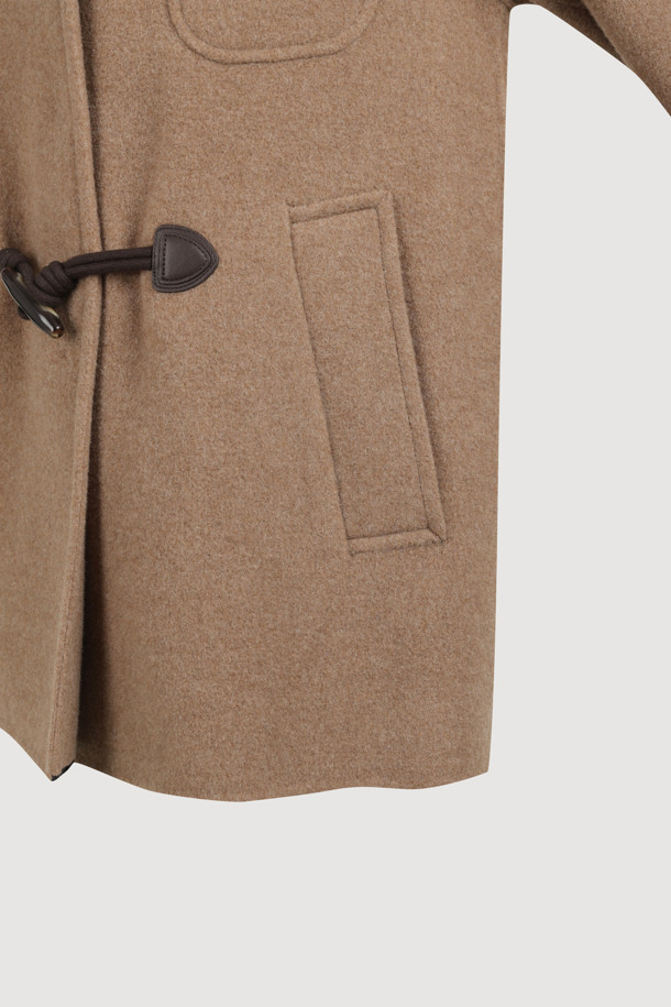 캐시미어 소재의 부드러운 촉감이 돋보이는 토글 후드 코트입니다. 낙타색(camel) 컬러의 루즈핏 디자인으로, 가을과 겨울에 따뜻하고 편안하게 착용할 수 있습니다. 히든 스냅과 토글 여밈 방식을 갖추었으며, 긴 소매와 하프 기장으로 제작되었습니다. 코트 안감에는 럭키(LUCKY) 로고 패턴이 적용되어 캐주얼하면서도 클래식한 무드를 연출합니다.
