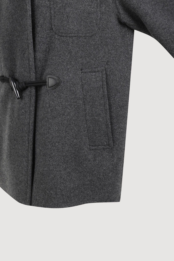 **토글 후드 코트 (grey)**는 캐시미어와 울 소재 혼방으로 제작되어 부드러운 촉감과 두꺼운 두께감으로 따뜻함을 선사하는 여성용 후드 코트입니다. 루즈핏 디자인과 하프 기장으로 편안한 착용감을 제공하며, 캐주얼, 클래식, 미니멀 스타일 모두 소화 가능합니다. 히든 스냅과 토글 여밈 방식, 긴소매 디자인으로 실용성을 더했으며, 안감에는 LUCKY 로고가 더해져 고급스러움을 더했습니다. 출근룩과 모임룩 모두에 어울리는 활용도 높은 아이템으로, 필링에 유의하여 관리하면 오랫동안 즐겨 입을 수 있습니다.
