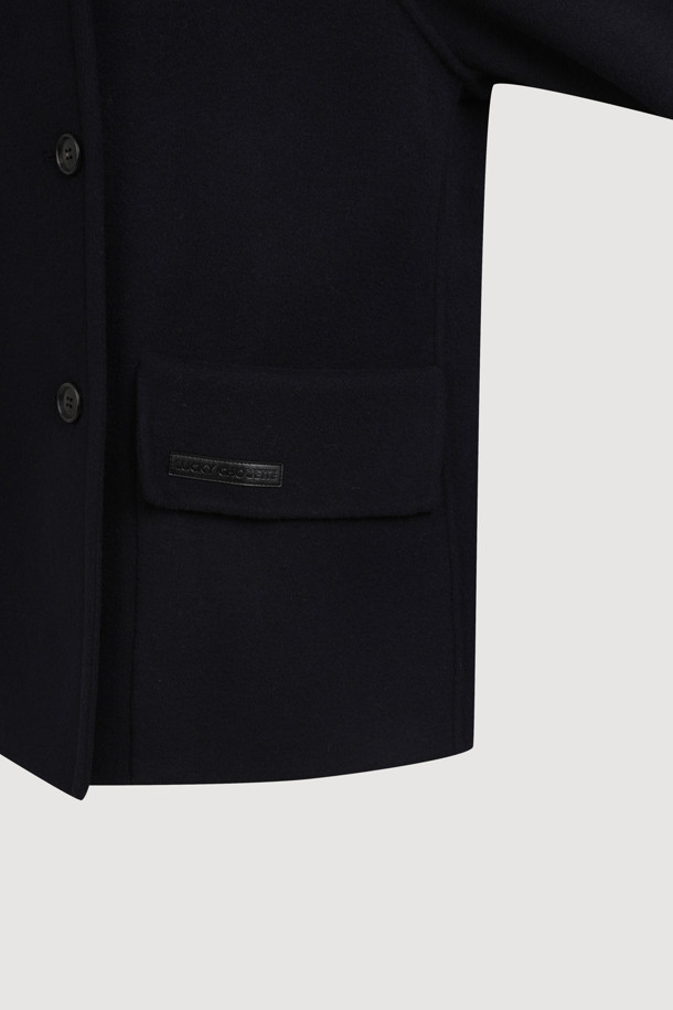 다크 네이비 컬러의 버클 칼라 하프 코트입니다. 캐시미어 10%와 울 소재를 혼방하여 부드러운 촉감을 선사하며, 가을과 겨울에 따뜻하게 착용할 수 있습니다. 힙을 덮는 하프 기장과 오버핏 디자인으로 편안하면서도 세련된 스타일을 연출해 줍니다. 버튼과 버클 여밈 방식, 빅 사이즈 아웃포켓 디테일이 돋보이며, 안감에는 LUCKY 로고 패턴이 적용되어 있습니다. 클래식, 캐주얼, 미니멀한 무드의 겨울 데일리룩, 오피스룩, 모임룩에 활용하기 좋습니다.
