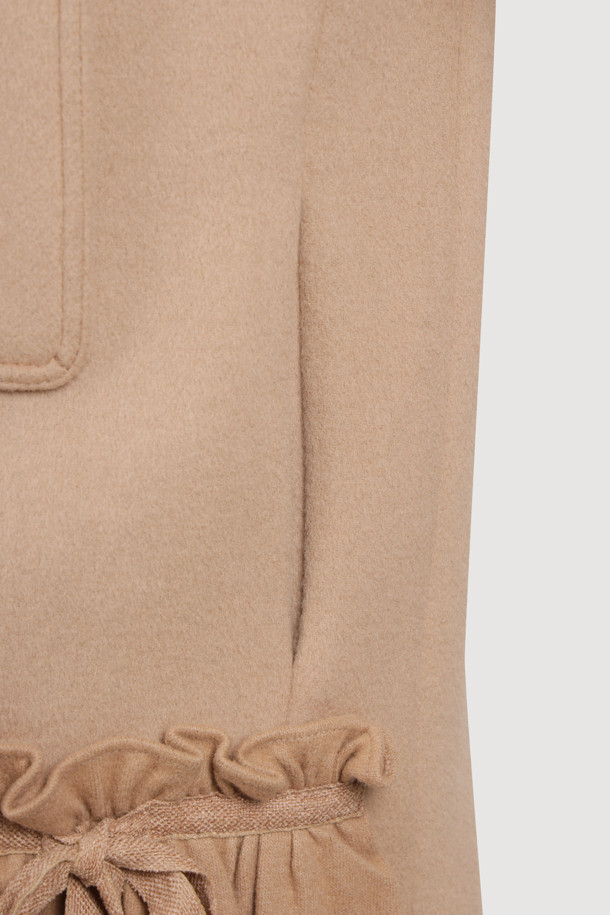 **라운드 넥 프릴 디테일 더블 코트 (베이지)**는 가을과 겨울, 여성의 우아함을 돋보이게 할 코트입니다. 부드러운 캐시미어와 울 소재, 두꺼운 두께감으로 포근하고 고급스러운 착용감을 선사합니다. 페미닌하고 클래식한 무드를 연출하며, 루즈핏 디자인과 하프 기장으로 편안함을 더했습니다. 더블 버튼 여밈 방식과 프릴, 리본 디테일, 로고 단추, 로고 패턴 안감으로 섬세한 디자인을 강조했습니다. 오피스룩, 출근룩, 모임룩 등 다양한 TPO에 클래식, 미니멀, 로맨틱 스타일로 매치하여 세련된 분위기를 연출해보세요.
