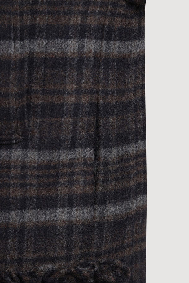 다크 네이비 컬러의 라운드 넥 프릴 디테일 더블 코트입니다. 캐시미어와 울 혼방 소재로 제작되어 부드러운 촉감과 뛰어난 보온성을 제공하며, 가을/겨울 시즌에 착용하기 좋습니다. 페미닌한 무드의 루즈핏으로, 톤온톤 체크 패턴과 로고 단추, 리본 디테일이 돋보입니다. 안감은 로고 패턴으로 마감되었으며, 더블 버튼 여밈과 긴 소매 기장으로 클래식하고 여성스러운 스타일을 연출합니다. 오피스룩, 모임룩, 데이트룩 등 다양한 TPO에 활용할 수 있습니다.
