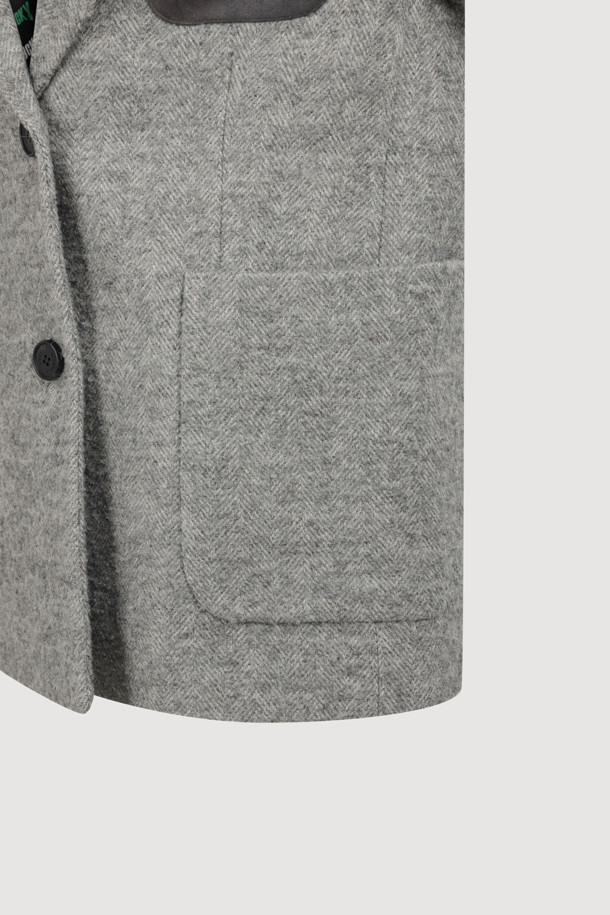 세련된 무드의 Suede Pocket 재킷형 코트(grey)입니다. 알파카, 캐시미어, 스웨이드 혼방 소재로 제작되어 가볍고 따뜻하며, 가을, 겨울 시즌에 착용하기 좋습니다. 매니쉬, 캐주얼, 유니크한 스타일을 연출하며, 헤링본 패턴과 힙 기장의 오버핏으로 트렌디함을 더했습니다. 소뿔 단추, 스웨이드 포켓, 가죽 와펜 장식, 레터링 테이프, 턴업 소매, 럭키 로고 패턴 안감 디테일이 돋보입니다. 겨울 데일리룩, 모임룩, 출근룩 등 다양한 TPO에 캐주얼, 클래식, 미니멀한 무드로 활용할 수 있습니다.
