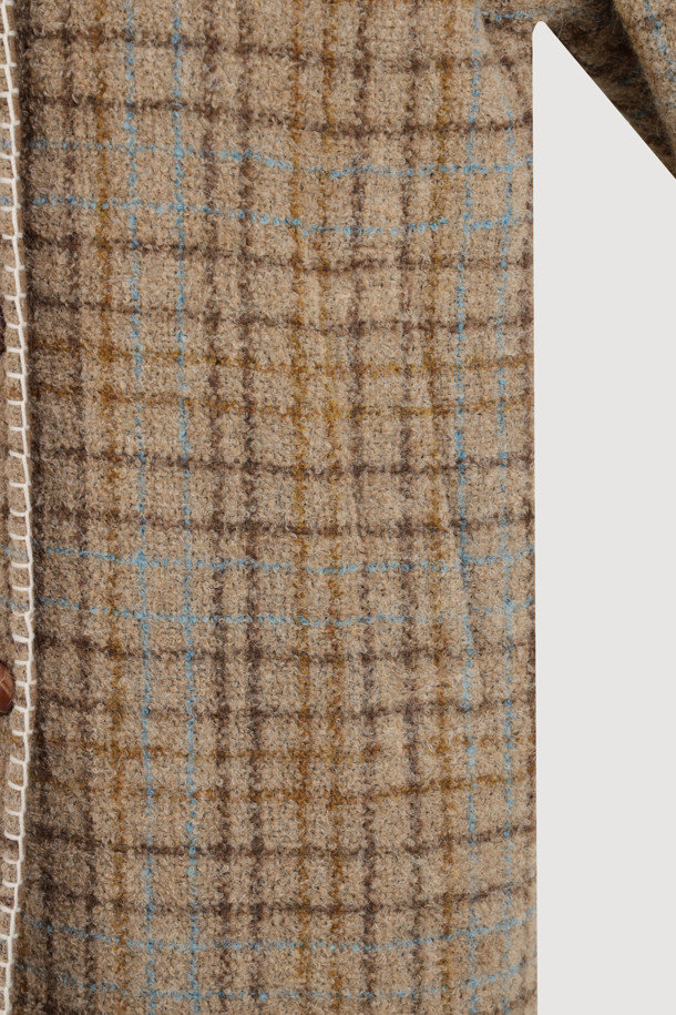 **Handlee 자수 체크 코트 (브라운)**는 가을과 겨울, 당신의 스타일을 책임질 여성용 코트입니다. 부드러운 알파카 혼방 소재와 두꺼운 두께감으로 따뜻하고 포근한 착용감을 선사하며, 무릎 기장의 코쿤핏으로 편안하면서도 세련된 실루엣을 연출합니다. 캐주얼, 클래식, 미니멀 스타일 모두 소화 가능한 활용도 높은 아이템으로, 출근룩이나 모임룩에 돋보이는 포인트를 더해줍니다. 브라운 컬러의 체크 패턴에 자수 장식과 LUCKY 로고 패턴 안감, 카라 디테일, 혼합 단추를 사용하여 디테일까지 놓치지 않았습니다.
