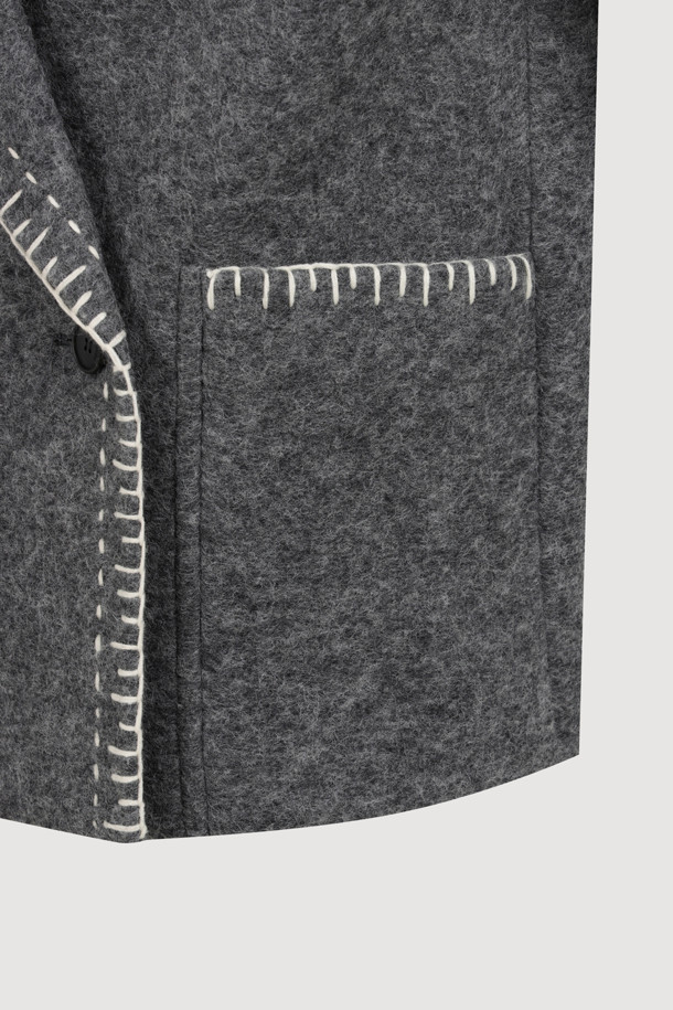 **Stitch 자수 세일러 코트 (grey)**

세련된 무드의 여성용 아우터, 스티치 자수 세일러 코트 (grey)입니다. 클래식과 캐주얼 스타일을 아우르는 디자인으로, 가을과 겨울에 따뜻하게 착용할 수 있습니다. 울 소재로 제작되어 두꺼운 두께감을 자랑하며, 하프 기장의 오버핏으로 편안한 착용감을 선사합니다. 와이드 카라와 핸드 스티치 자수 장식이 돋보이며, LUCKY 로고 패턴 안감과 이탈리아 제작으로 높은 퀄리티를 보장합니다. 출근룩, 모임룩, 데이트룩 등 다양한 TPO에 활용하여 미니멀하고 세련된 스타일을 연출해보세요.
