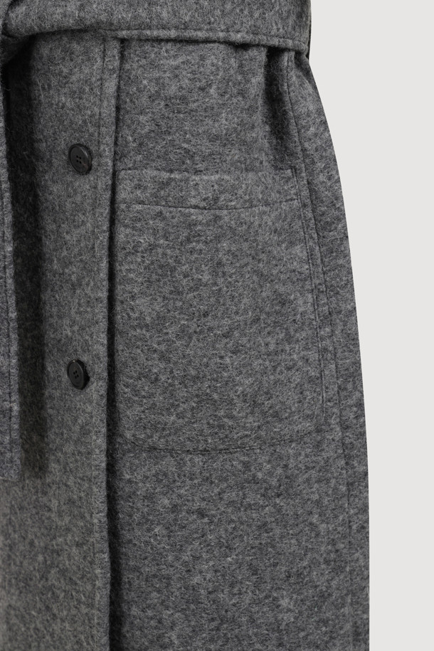 세련된 무드의 여성용 "Asymmetry Collar Long Coat" (그레이)입니다. 울 소재로 제작되어 부드럽고 폭신한 촉감과 함께 가을, 겨울 시즌 따뜻하게 착용할 수 있습니다. 비대칭 카라 디자인과 롱 기장, 여유로운 스트레이트 핏으로 스타일리시함과 모던함을 동시에 연출합니다. 안감에는 "LUCKY" 로고 패턴이 더해져 고급스러운 포인트를 더했으며, 앞 중심 단추 클로징으로 간편하게 착용 가능합니다. 출근룩, 오피스룩, 모임룩 등 다양한 TPO에 클래식, 미니멀, 시크한 스타일로 연출해보세요.
