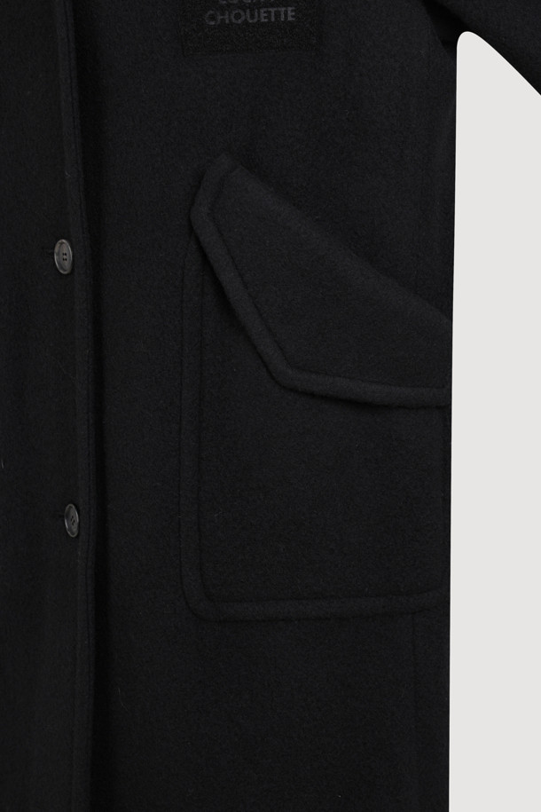 탈부착 가능한 체크 베스트 내피가 특징인 Detachable Inner 맥 코트(블랙)는 가을, 겨울 시즌 당신의 스타일을 완성해 줄 아우터입니다. 시크하고 캐주얼한 무드를 연출하며, 오버핏과 루즈핏으로 편안한 착용감을 선사합니다. 울 소재와 두꺼운 두께감으로 보온성을 높였으며, 넓은 카라와 빅 아웃포켓 디테일이 돋보입니다. 출근룩, 오피스룩, 모임룩 등 다양한 TPO에 활용 가능하며, 로고 와펜으로 포인트를 더했습니다.
