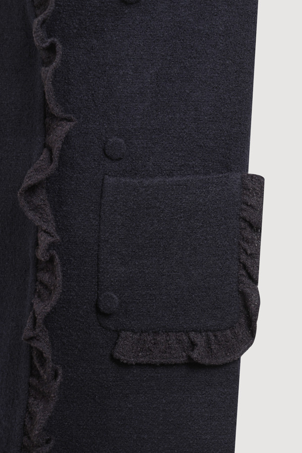 다크 네이비 컬러의 Center Frill 라운드 넥 코트입니다. 페미닌과 캐주얼 무드를 동시에 연출할 수 있으며, 가을과 겨울에 따뜻하게 입을 수 있는 두꺼운 울 소재로 제작되었습니다. 드롭 숄더, 프릴 디테일, 금속 단추, 로고 패턴 안감, 포켓 디테일이 돋보이는 롱 기장의 싱글 버튼 코트입니다. 데이트룩, 오피스룩, 모임룩 등 다양한 TPO에 활용 가능하며, 클래식, 미니멀, 캐주얼 스타일을 즐기는 여성에게 추천합니다.
