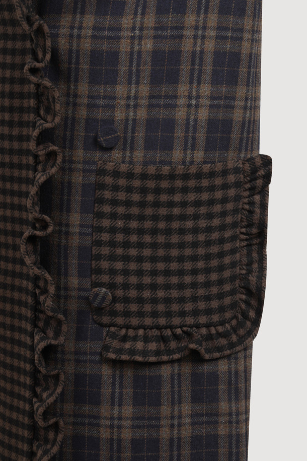 센터 프릴 라운드 넥 코트 (멀티 컬러)는 페미닌하고 캐주얼한 스타일을 동시에 연출할 수 있는 여성용 코트입니다. 가을과 겨울에 어울리는 두꺼운 울 소재로 제작되어 부드러운 촉감을 선사하며, 오버핏 롱 기장으로 편안한 착용감을 제공합니다. 체크 패턴과 드롭 숄더, 프릴 디테일이 특징이며, 금속 단추와 로고 패턴 안감, 포켓 디테일로 세련됨을 더했습니다. 싱글 버튼 여밈 방식의 라운드 넥 코트로, 데이트룩, 모임룩, 출근룩 등 다양한 TPO에 클래식, 캐주얼, 미니멀 스타일로 활용 가능합니다.
