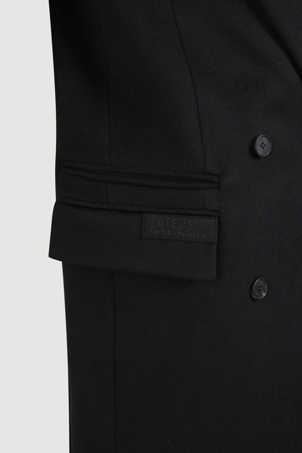 [Atelier] 갱 칼라 더블 롱 코트 (블랙)는 시크하고 미니멀한 스타일을 추구하는 여성들을 위한 아우터입니다. 가을과 겨울, 출근룩, 오피스룩, 겨울 데일리룩에 어울리는 이 코트는 부드러운 캐시미어와 울 소재로 제작되어 뛰어난 착용감을 선사합니다. 갱 칼라 디자인과 럭키슈에뜨 로고 소뿔 단추, 자수 디테일이 고급스러움을 더하며, ATELIER 컬렉션 로고 패턴 안감으로 소장 가치를 높였습니다. 박시핏의 롱 기장, 더블 버튼 여밈 방식의 더블 코트로, 시크하고 클래식한 스타일을 완성해보세요.
