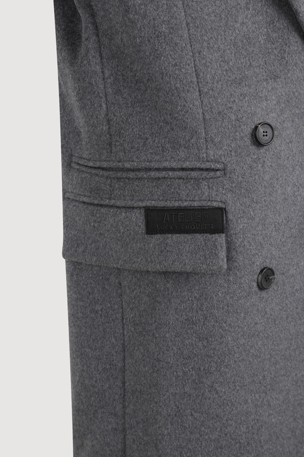 [Atelier] 갱 칼라 더블 롱 코트 (다크 그레이)는 시크하고 심플한 스타일을 추구하는 당신을 위한 겨울 아우터입니다. 캐시미어와 울 혼방 소재로 제작되어 부드러운 촉감과 우수한 보온성을 자랑하며, 롱 기장과 박시 핏으로 세련된 실루엣을 연출합니다. 더블 버튼 여밈 방식과 갱 칼라 디자인이 특징이며, 럭키슈에뜨 로고 소뿔 단추와 자수 디테일로 고급스러움을 더했습니다. [Atelier] 컬렉션 로고 패턴 안감으로 완성도를 높인 이 코트는 겨울 데일리룩, 오피스룩, 모임룩 등 다양한 TPO에 활용하기 좋습니다.
