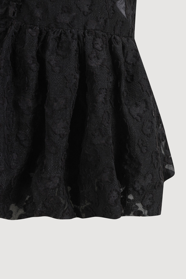 볼륨 슬리브 자카드 드레스 (블랙)는 페미닌하고 클래식한 무드를 자아내는 여성용 미니 원피스입니다. 봄, 여름, 가을 시즌에 어울리는 얇은 두께감과 부드러운 촉감의 자카드 소재로 제작되었습니다. A라인 핏에 라운드넥 디자인, 볼륨 슬리브 소매 기장이 특징이며, 속슬립이 포함되어 편안하게 착용할 수 있습니다. 데이트룩, 카페룩, 모임룩 등 다양한 TPO에 잘 어울리며, 클래식, 미니멀, 로맨틱 스타일을 즐기는 분들께 추천합니다. 뒷넥 단추 여밈과 레이어드 가능한 디자인으로 활용도를 높였습니다.
