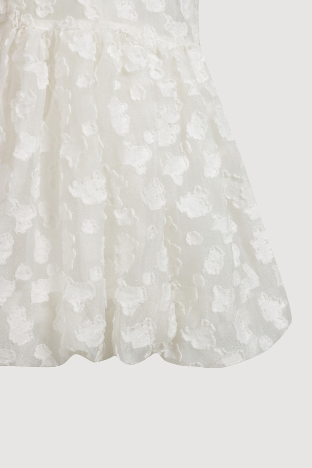 볼륨 슬리브 자카드 원피스 (아이보리)는 페미닌하고 클래식한 무드를 연출하는 여성 미니 원피스입니다. 봄, 여름 시즌에 어울리는 얇은 두께감과 부드러운 촉감의 자카드 소재로 제작되었으며, A라인 치마 핏과 미니 기장으로 사랑스러운 실루엣을 선사합니다. 볼륨감 있는 소매와 입체적인 자카드 패턴이 돋보이며, 라운드넥 디자인에 뒷넥 단추 여밈으로 간편하게 착용할 수 있습니다. 데이트룩, 카페룩, 모임룩 등 다양한 TPO에 맞춰 클래식, 미니멀, 로맨틱한 스타일을 연출해보세요. 속슬립이 포함되어 있어 비침 걱정 없이 편안하게 즐길 수 있습니다.
