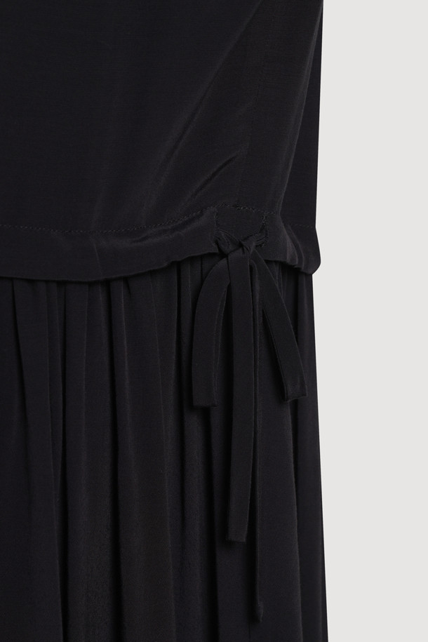 세일러 카라 원피스 (블랙)는 페미닌하면서도 캐주얼한 무드를 연출하는 여성 의류입니다. 폴리 크레이프 소재로 제작되어 깔끔한 촉감을 선사하며, 사계절 내내 착용 가능합니다. 롱 기장의 루즈핏으로 편안한 착용감을 제공하며, 허리 스트링 디테일로 허리 라인을 잡아줍니다. 세일러 카라와 소매 셔링 밴딩, 카라 셔링 디테일이 특징이며, 데이트룩이나 카페룩에 잘 어울립니다. 미니멀하고 로맨틱한 스타일을 즐기는 분들께 추천합니다.
