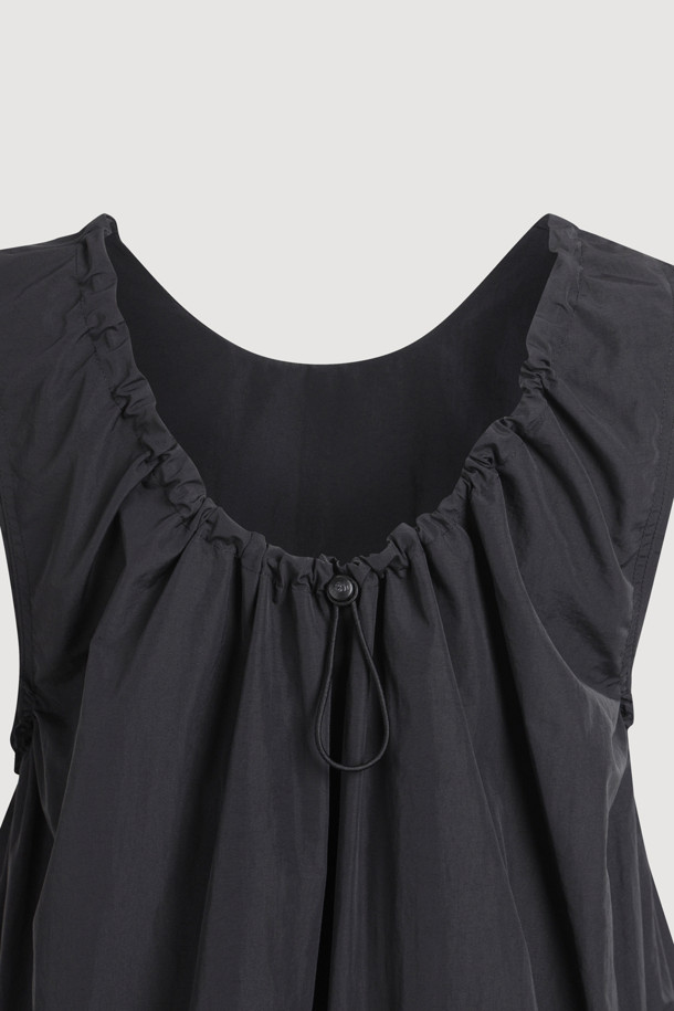 A 라인 미니 드레스 (블랙)는 여성스러운 실루엣을 연출하는 A라인 핏의 미니 원피스입니다. 봄, 여름, 가을 세 계절 모두 활용 가능하며, 데이트룩, 동네 마실룩, 카페룩 등 다양한 TPO에 적합합니다. 캐주얼, 미니멀, 스트리트 스타일을 모두 아우르는 디자인으로, 무지 패턴의 블랙 컬러가 시크한 매력을 더합니다. 나일론 소재로 제작되어 편안한 착용감을 선사하며, 민소매 디자인으로 시원하게 입을 수 있습니다. 포켓 디테일과 레이어드 연출이 가능하며, 워싱 가공을 거쳐 자연스러운 분위기를 자아냅니다.
