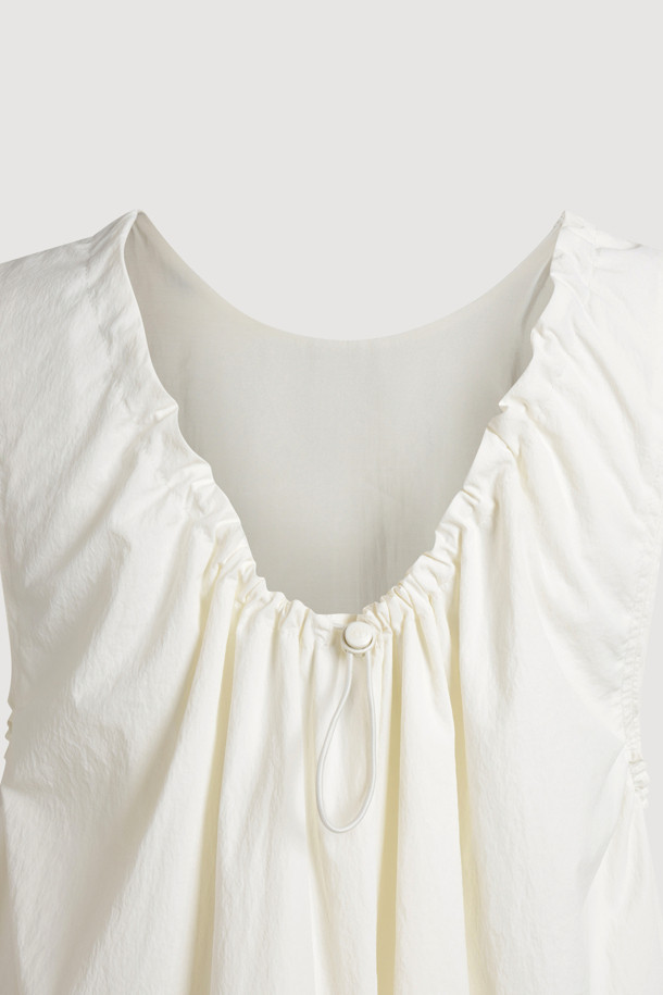 A 라인 미니 드레스 (아이보리)는 크리에이티브하며 클래식한 감성을 선사하는 여성용 캐주얼 원피스입니다. 나일론 혼방 소재로 제작되어 워싱감 있는 촉감을 느낄 수 있으며, A라인 핏과 미니 기장으로 여성스러운 실루엣을 연출합니다. 라운드넥과 민소매 디자인으로 시원하고 활동적인 느낌을 주며, 포켓 디테일이 실용성을 더합니다. 데이트룩, 카페룩, 쇼핑룩 등 다양한 TPO에 맞춰 클래식, 미니멀, 캐주얼 스타일을 완성해보세요. 안감은 IVX에 있으며, 단독 또는 레이어드하여 다양한 스타일을 연출할 수 있습니다.
