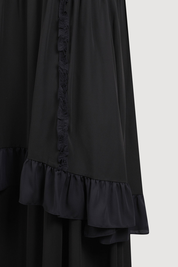 Coloration 프릴 레이어링 드레스 (블랙)는 유니크하고 캐주얼한 스타일을 연출하는 여성용 레이어드 원피스입니다. 부드러운 폴리 크레이프 소재로 제작되어 깔끔한 촉감을 선사하며, A라인 치마 핏으로 편안한 착용감을 제공합니다. 라운드넥과 민소매 디자인으로 시원하며, 블랙 컬러에 러플 디테일과 컬러 배색이 포인트로 더해져 세련된 느낌을 줍니다. 데이트룩이나 카페룩에 적합하며, 캐주얼, 미니멀, 시크한 스타일을 즐기는 분들께 추천합니다. 옆 지퍼 디테일로 편안하게 착용할 수 있습니다.
