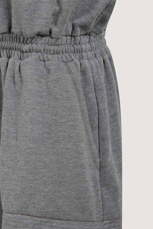 멜란지 그레이 색상의 숄더 러플 하이넥 원피스입니다. 부드러운 쮸리 소재로 제작되어 편안한 착용감을 선사하며, 루즈핏으로 활동성을 높였습니다. 어깨 러플 디테일과 허리 스트링, 스커트 밑단 레이어드가 디자인의 특징이며, 레터링 와펜으로 포인트를 더했습니다. 하이넥 디자인과 긴 소매, 미니 기장으로 캐주얼하면서도 스포티한 느낌을 연출하며, 동네 마실룩이나 데이트룩에 적합합니다. 허리 스트링으로 실루엣 조절이 가능하며, 오버 니삭스와 운동화를 매치하여 스타일리시하게 연출해보세요.
