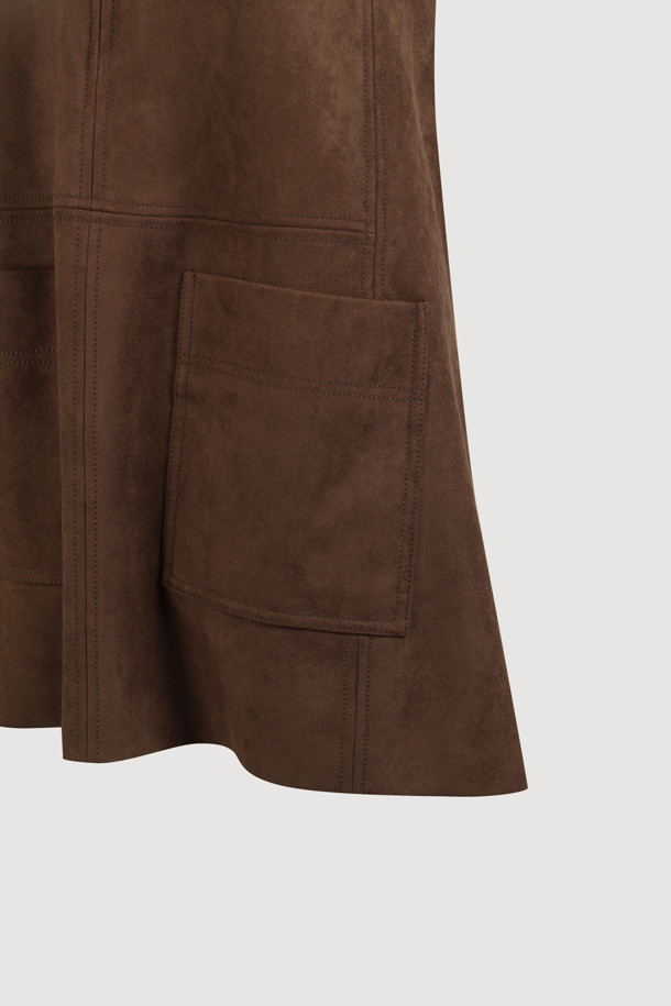 페이크 스웨이드 미니 드레스 (브라운)는 캐주얼 및 클래식 스타일을 모두 아우르는 여성용 미니 원피스입니다. 부드러운 촉감의 스웨이드 소재로 제작되었으며, 얇은 두께감으로 가을, 겨울 시즌에 활용하기 좋습니다. U넥 디자인에 세미 A라인 핏으로 여성스러운 실루엣을 연출하며, 앞 중심 지퍼 여밈과 뒤판 개발 텍션지 포인트가 특징입니다. 데이트룩, 카페룩 등 다양한 TPO에 매치하여 다채로운 스타일을 완성할 수 있으며, 다양한 이너 레이어드를 통해 개성 있는 스타일링을 즐길 수 있습니다.
