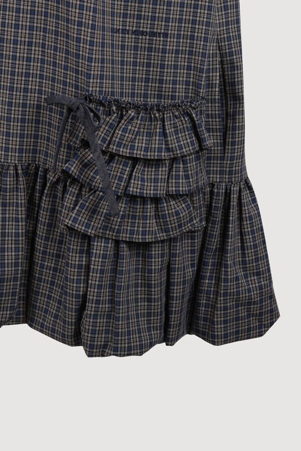 포켓 포인트 체크 미디 드레스 (멀티 컬러)는 페미닌하고 유니크한 매력을 선사하는 여성용 미디 원피스입니다. 데님 소재의 체크 패턴으로 클래식하면서도 로맨틱한 스타일을 연출하며, 긴 소매와 여유로운 핏으로 편안함을 더했습니다. 앞뒤 가슴 셔링 디테일과 포켓, 리본 장식으로 포인트를 더했으며, 뒤 중심 지퍼로 간편하게 착용할 수 있습니다. 데이트룩, 카페룩, 모임룩 등 다양한 TPO에 활용 가능한 스마트 캐주얼 스타일의 원피스입니다.
