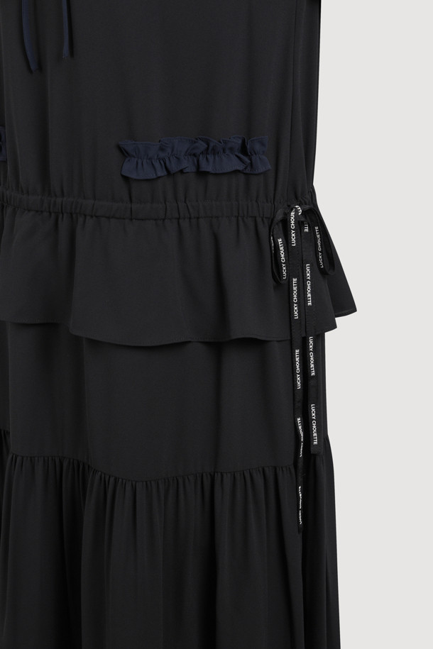 세일러 카라 롱 드레스 (블랙)는 클래식하고 캐주얼한 무드를 동시에 연출하는 여성 롱 원피스입니다. 부드러운 폴리에스터 소재로 제작되어 편안한 착용감을 선사하며, 사계절 내내 활용 가능합니다. A라인 핏에 롱 기장으로 우아함을 더하고, 셔링과 프릴 단, 테이프 장식, 레터링 자수 디테일이 돋보입니다. 구김이 적어 관리가 용이하며, 데이트룩, 카페룩 등 다양한 TPO에 잘 어울리는 웨어러블한 디자인입니다. 루즈핏으로 편안하게 즐길 수 있는 블랙 컬러의 무지 원피스입니다.
