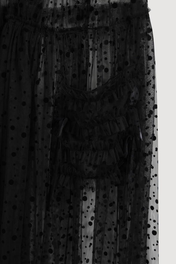 도트 플로킹 슬립 드레스 (블랙)는 부드러운 벨벳 소재에 도트 무늬가 더해져 우아하고 로맨틱한 분위기를 연출하는 슬립 원피스입니다. 스퀘어 넥과 민소매 디자인으로 여성스러운 실루엣을 강조하며, 셔링 및 프릴 디테일이 섬세함을 더합니다. 벨벳 테이프 장식과 여유 있는 루즈핏으로 편안하면서도 세련된 스타일을 완성합니다. 데이트룩, 모임룩 또는 파티룩에 활용하여 특별한 날을 더욱 돋보이게 할 수 있습니다. 봄, 여름, 가을 계절에 활용 가능하며 클래식, 미니멀 스타일을 즐겨 입는 고객에게 추천합니다.
