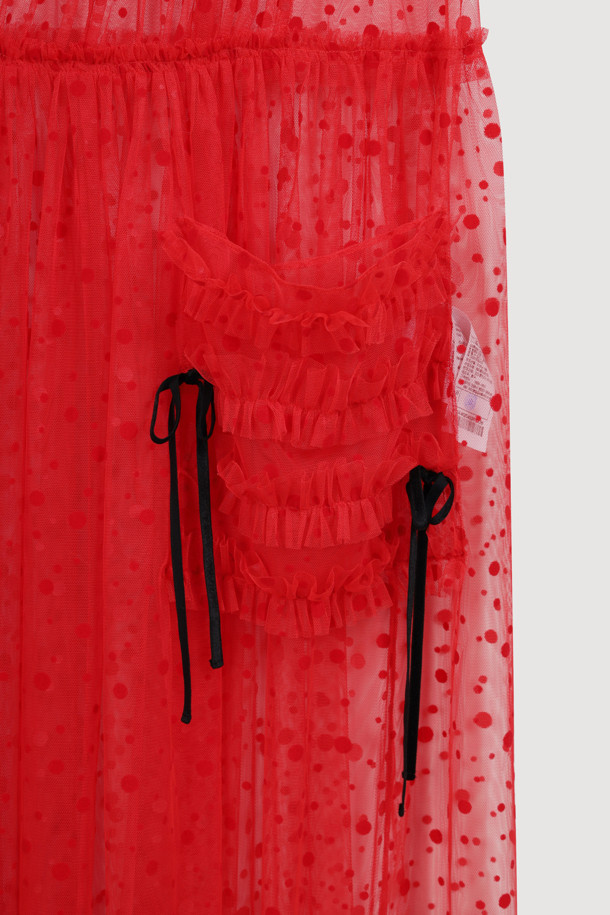 도트 플로킹 슬립 드레스 (레드)는 여성스러운 매력을 극대화하는 슬립 원피스입니다. 얇은 두께감과 루즈핏으로 편안한 착용감을 선사하며, 봄, 여름 시즌에 적합합니다. 셔링, 프릴 디테일과 벨벳 테이프 장식, 플레어 치마 라인이 페미닌한 무드를 더합니다. 스트랩 넥 라인과 민소매 디자인으로 시원함을 강조하며, 데이트룩, 휴가룩, 모임룩 등 다양한 TPO에 로맨틱하고 클래식한 스타일을 연출할 수 있습니다. 여유로운 실루엣과 도트 패턴이 세련된 느낌을 주는 이 원피스로 당신만의 스타일을 완성해 보세요.
