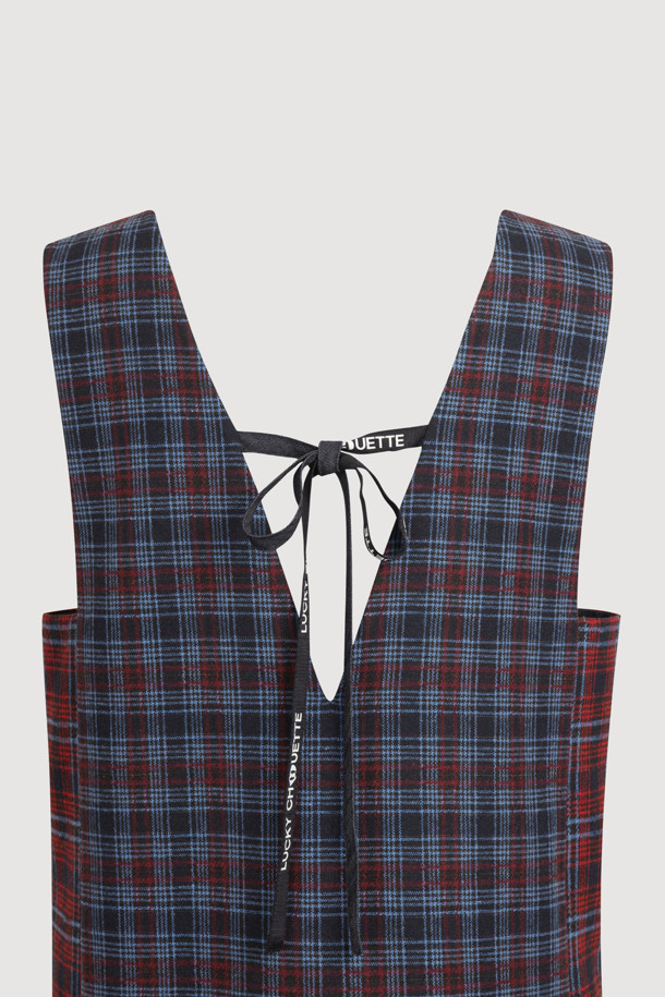 레드 컬러 블록 체크 미니 드레스는 가을과 겨울에 어울리는 여성용 원피스입니다. 데님 소재로 제작되어 부드러운 촉감을 선사하며, 레귤러 핏으로 편안하게 착용 가능합니다. 앞뒤 V넥 디자인과 레이어드, 프릴, 레터링 테이프 디테일이 돋보이며, 긴 소매 기장으로 따뜻함을 더했습니다. 캐주얼한 스타일로 데이트룩이나 모임룩에 적합하며, 다양한 상의와 레이어드하여 개성 있는 스타일을 연출할 수 있습니다. 마찰에 의해 필링이 발생할 수 있으니 주의하여 착용하십시오.
