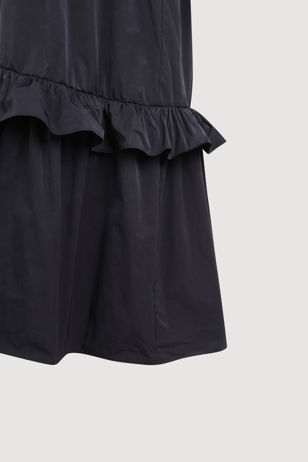 **마테리얼 믹스 세일러 롱 드레스 (멀티 컬러)**는 니트와 우븐 소재의 믹스 매치로 제작되어 부드러운 촉감과 따뜻함을 선사합니다. 세일러 칼라와 꽈배기 패턴, 배색 스트라이프 디테일이 캐주얼하면서도 걸리시한 분위기를 연출합니다. 루즈핏 A라인 실루엣에 긴 소매 기장과 두꺼운 두께감으로 가을, 겨울 시즌 데이트룩, 모임룩으로 활용하기 좋습니다. 다양한 멀티 컬러 배색으로 포인트를 더해 클래식한 스타일까지 소화 가능한 매력적인 세일러 원피스입니다.
