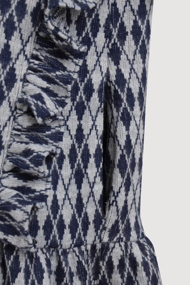 네이비 컬러의 아가일 패턴 프릴 원피스입니다. 부드러운 기모 소재로 제작되어 겨울에도 따뜻하게 착용 가능하며, 루즈핏 A라인 실루엣으로 편안함을 더했습니다. 라운드넥 디자인에 프릴 장식과 배색 프릴 디테일이 여성스러운 분위기를 연출합니다. 데이트룩, 모임룩, 캐주얼, 클래식, 걸리시 스타일 모두 소화 가능한 단독 착용 가능한 원피스입니다.
