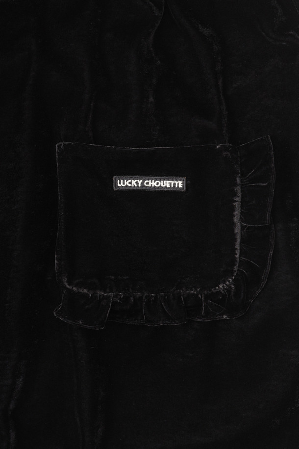 벨벳 후드 미니 원피스 (블랙)는 가을과 겨울, 데이트룩과 연말 모임룩에 어울리는 여성용 미니 원피스입니다. 부드러운 벨벳 소재로 제작되어 따뜻하고 포근한 착용감을 선사하며, A라인 핏으로 편안하면서도 여성스러운 실루엣을 연출합니다. 캐주얼, 스트리트, 미니멀 스타일 모두 소화 가능하며, 후드, 포켓, 러플 디테일과 와펜 장식, 하프 지퍼 여밈으로 포인트를 더했습니다. 민소매 디자인으로 다양한 레이어드 스타일링이 가능하여 활용도가 높습니다.
