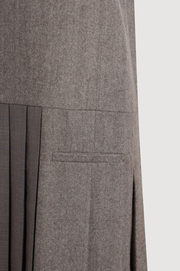 Mix 슬리브리스 롱 드레스 (브라운)는 여성 고객을 위한 가을, 겨울용 슬리브리스 원피스입니다. 울 혼방 소재로 제작되어 따뜻한 착용감을 선사하며, 라운드넥에 슬림핏 일자 실루엣으로 클래식하고 유니크한 스타일을 연출합니다. 체크와 헤링본 패턴이 믹스된 디자인에 언밸런스 주름 디테일, 스트라이프 배색 끈, 어깨 매듭 연출, 밑단 스트라이프 배색 주름 등 다채로운 특징을 더했습니다. 안감은 로고 패턴으로, 지퍼 여밈 방식으로 제작되었으며, 모임룩, 데이트룩, 연말 모임룩에 미니멀하고 시크하게 스타일링하기 좋습니다.
