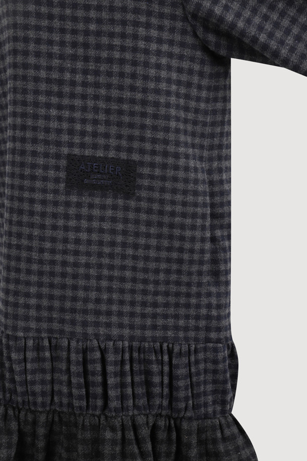 **[Atelier] 컬러드 체크 미니 드레스**는 울 50% 함유된 두꺼운 소재로 제작되어 가을, 겨울에 따뜻하게 착용할 수 있는 여성용 원피스입니다. 클래식하고 유니크한 무드의 멀티 컬러 체크 패턴이 돋보이며, A라인 핏과 미니 기장으로 걸리시한 스타일을 연출합니다. 뒤 중심 지퍼와 아틀리에 자수 장식, 가죽 슬라이더 디테일이 돋보이며, 데이트룩, 모임룩, 겨울 데일리룩 등 다양한 TPO에 활용 가능합니다. 필링(보풀)에 주의하여 관리하면 오랫동안 클래식하고 미니멀한 스타일을 즐길 수 있습니다.
