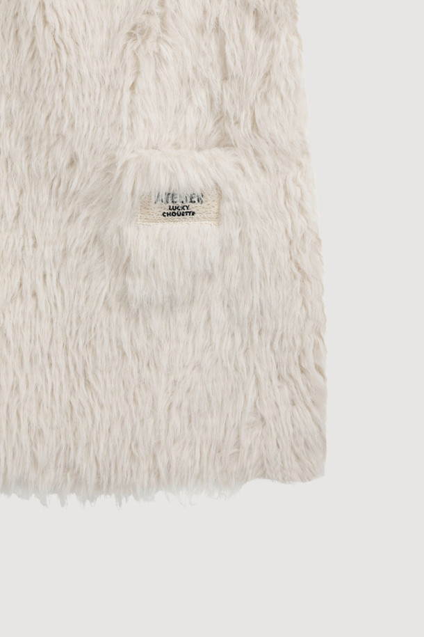 [Atelier] 페이크 퍼 미니 드레스 (ivory)는 여성용으로, 가을과 겨울에 따뜻하고 포근하게 입을 수 있는 캐주얼하고 유니크한 스타일의 원피스입니다. 톤 다운된 아이보리 컬러의 페이크 퍼 소재로 제작되어 부드러운 촉감을 선사하며, A라인 핏과 미니 기장으로 사랑스러운 실루엣을 연출합니다. 라운드넥 디자인에 앞 포켓 아틀리에 자수 장식과 뒷판 아틀리에 로고 테이프 리본, 레이스 디테일이 더해져 고급스러움을 더합니다. 기본 티셔츠와 함께 매치하여 겨울 데일리룩, 데이트룩, 모임룩 등 다양한 TPO에 맞춰 캐주얼, 클래식, 미니멀한 스타일을 연출해보세요.
