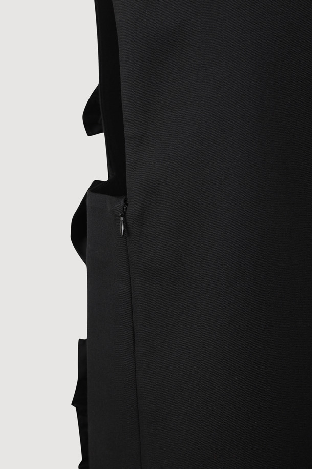 [Atelier] 리본 포인트 미니 드레스 (black)는 여성 고객을 위한 클래식 스타일의 미니 원피스입니다. 울 블렌디드 소재로 제작되어 사계절 내내 착용 가능하며, 슬림핏 일자핏으로 떨어지는 라인이 특징입니다. 블랙 컬러의 무지 디자인에 라운드넥과 민소매 디자인이 시크한 분위기를 연출합니다. 리본 장식과 옆 라인 셔링 디테일이 여성스러움을 더하며, 옆 지퍼로 편안하게 착용할 수 있습니다. 데이트룩, 모임룩, 소개팅룩 등 다양한 TPO에 활용 가능한 하이브리드 스마트 캐주얼 스타일의 원피스입니다. 마찰과 올 뜯김에 주의하여 착용하십시오.
